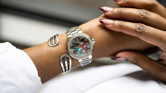 01 733 7770 4150-Set_gallery_1920x1080px hand