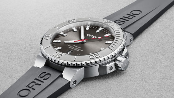 01 733 7730 4153-07 4 24 63EB – Oris Aquis Date Relief